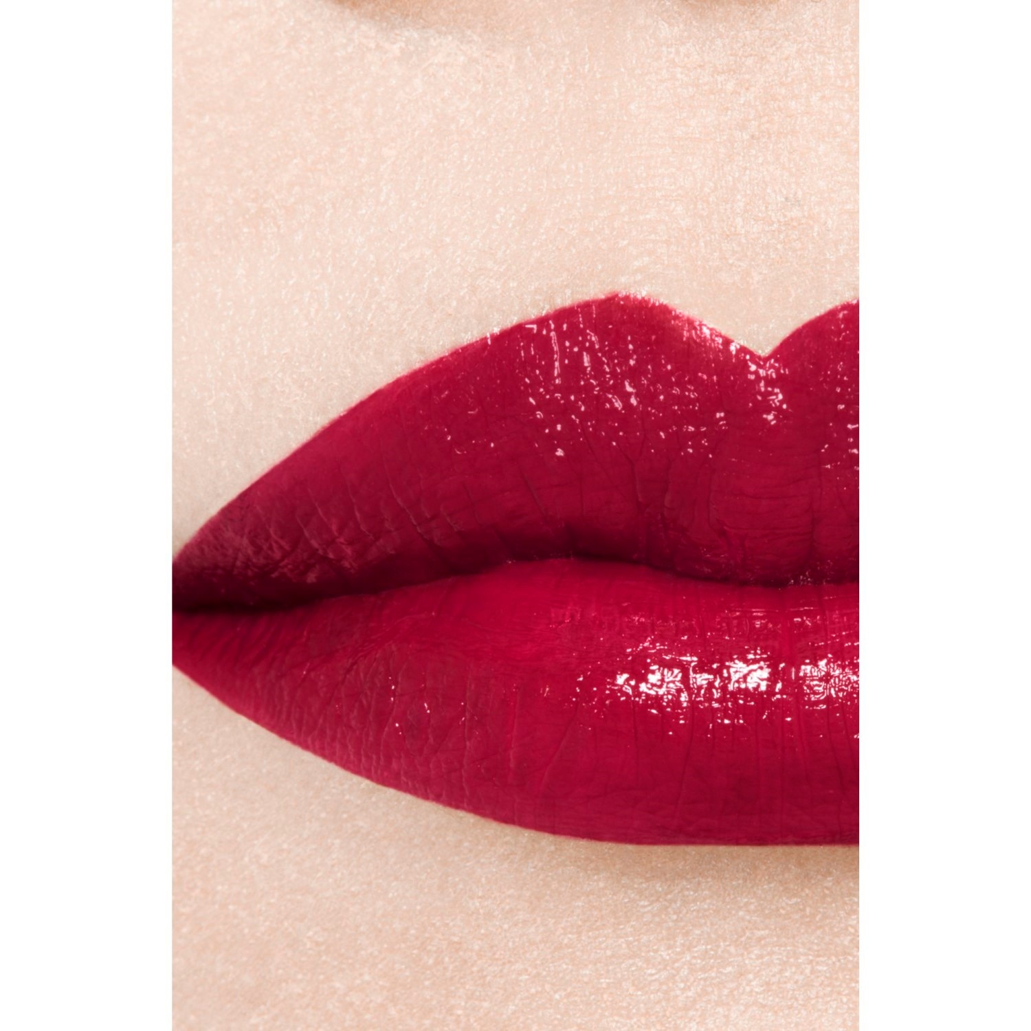 LA BARRA DE LABIOS LÍQUIDA BRILLANTE DE LARGA DURACIÓN